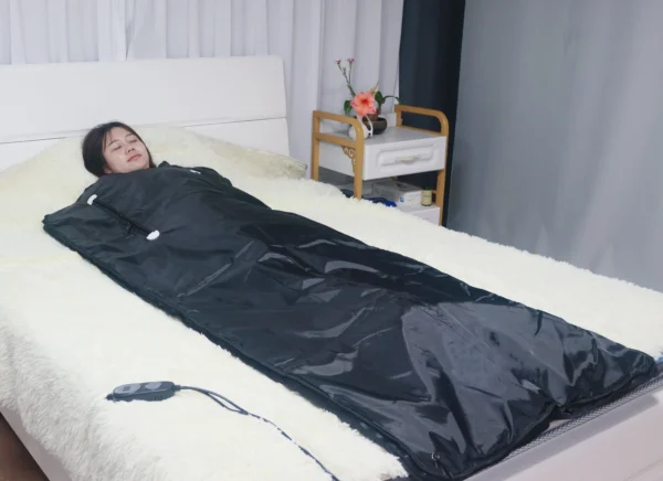 Hands out sauna blanket